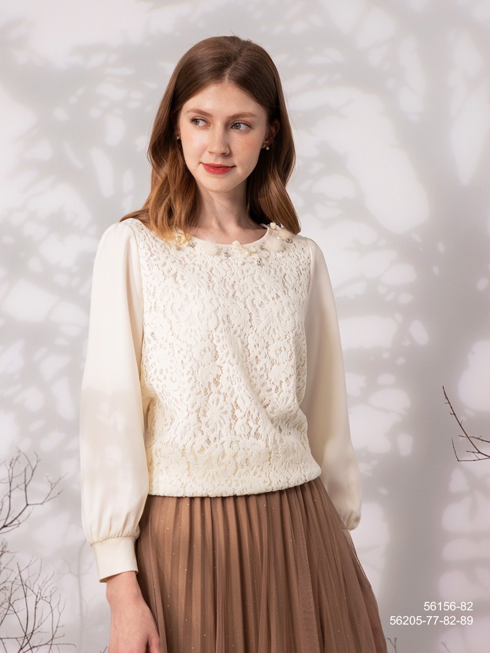 暖漾毛飾蕾絲拼接上衣-淺米白