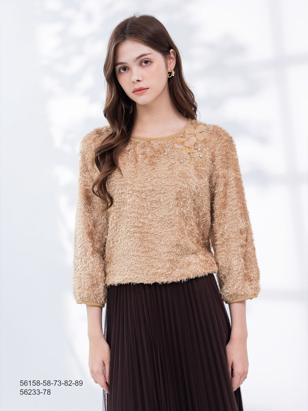 典雅肩花飾墜上衣-淺卡其