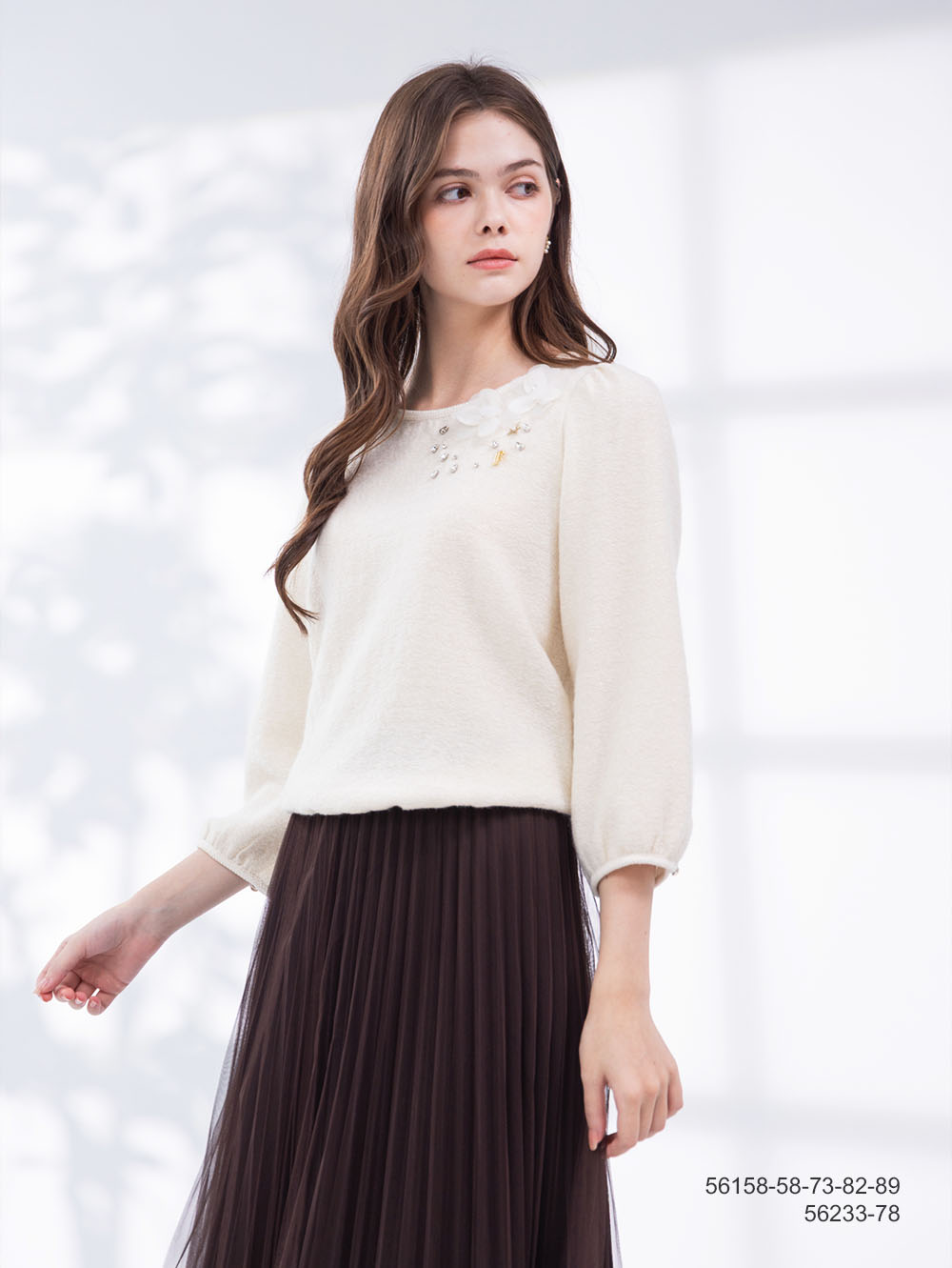 典雅肩花飾墜上衣-淺米白