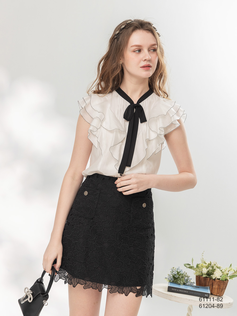 學院風黑色綁帶荷葉上衣-淺米白